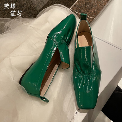 ins网红祖母绿平底单鞋女 春季真皮方头小众设计感软漆皮平跟邪潮