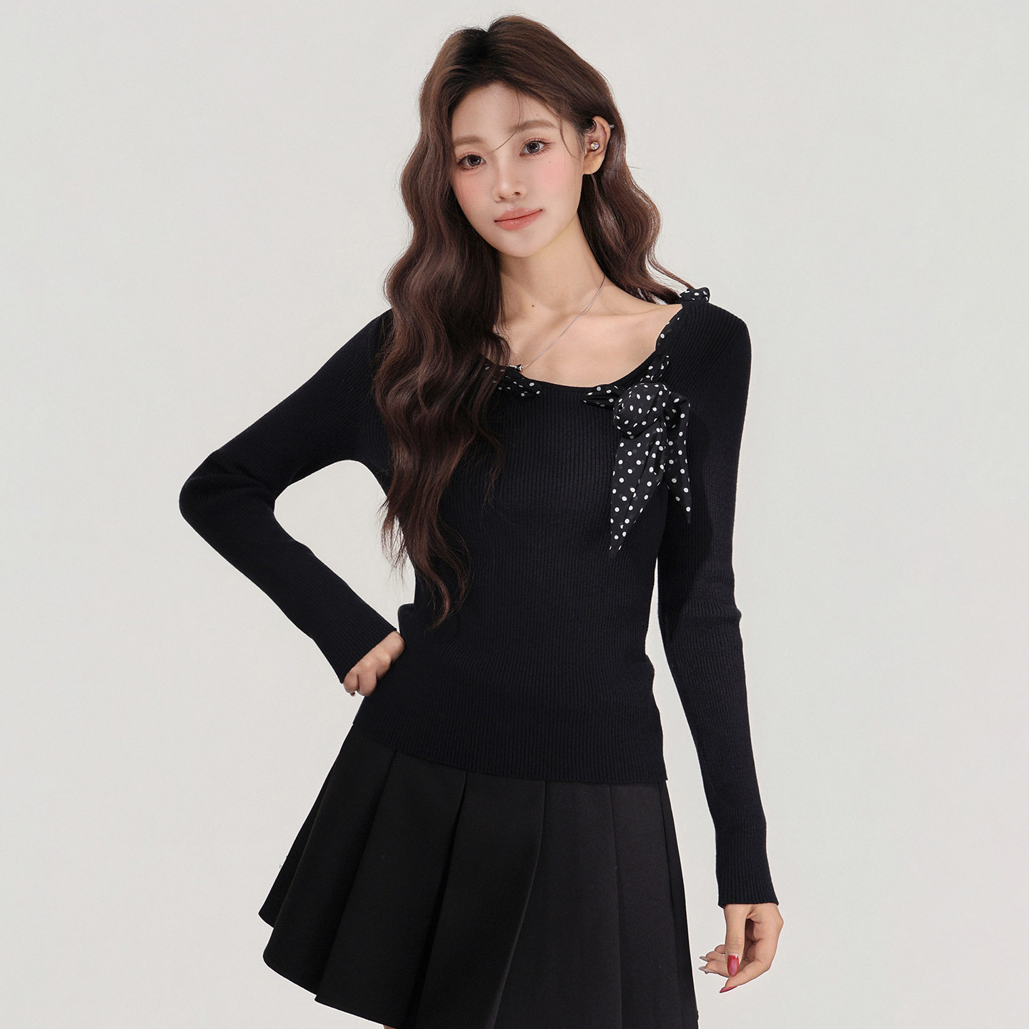 设计感黑色斜领露肩波点丝巾针织衫长袖秋冬新款打底内搭上衣女装