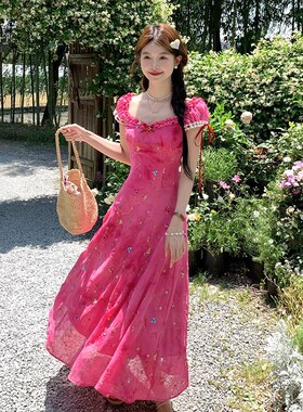 玫红色扎染刺绣长款方领泡泡袖收腰吊带连衣裙女夏法式裙子