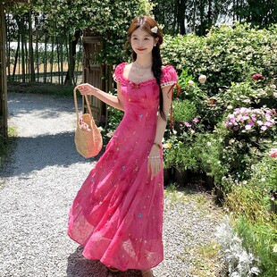 玫红色扎染刺绣长款方领泡泡袖收腰吊带连衣裙女夏法式裙子