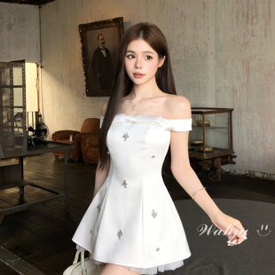 星星秘密 一字肩蝴蝶结花朵点缀设计收腰显瘦连衣裙春