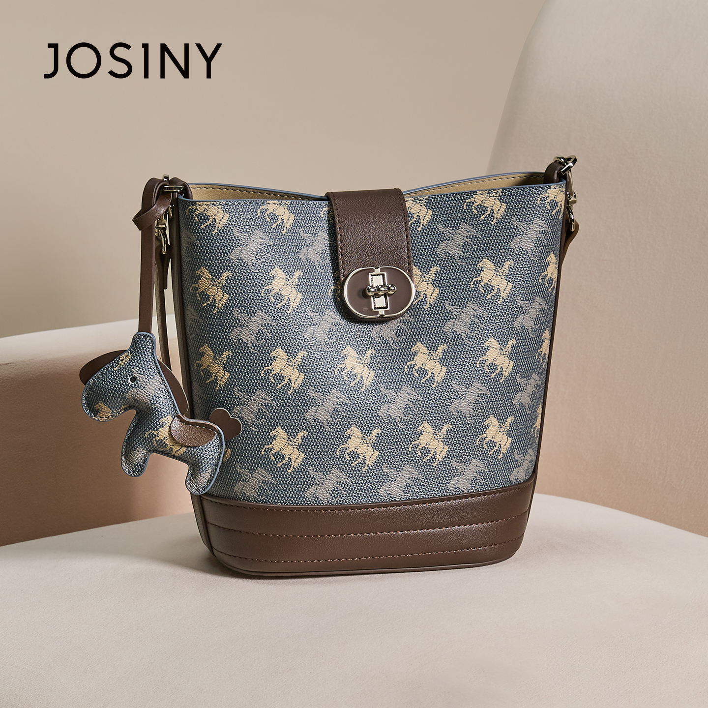 卓诗尼马车蓝印花腋下包