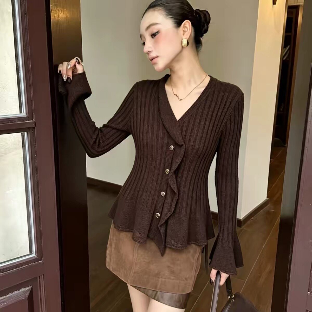 高端复古坑条针织衫女秋V领荷叶边收腰喇叭袖咖色修身显瘦小衫