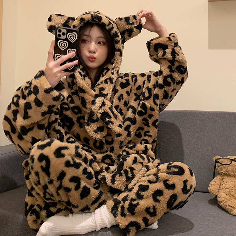 女士珊瑚绒可爱豹纹连帽睡袍套装