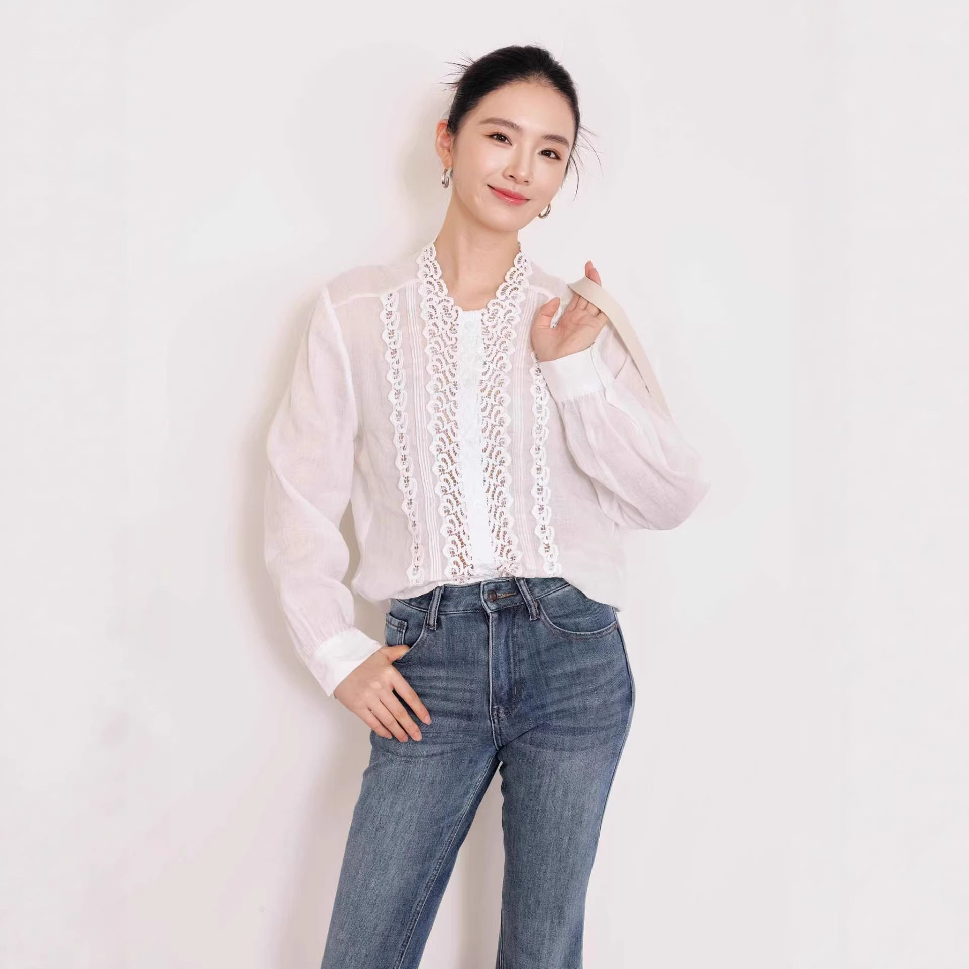 南油品质2026春女装法式蕾丝刺绣衬衫宽松设计小众感长袖上衣气质