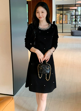 2025秋冬装法式气质小黑裙高级感穿搭显瘦钉珠长袖连衣裙女#6688