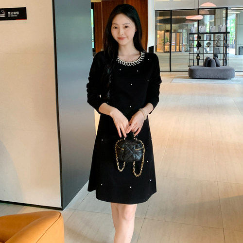2025秋冬装法式气质小黑裙高级感穿搭显瘦钉珠长袖连衣裙女#6688