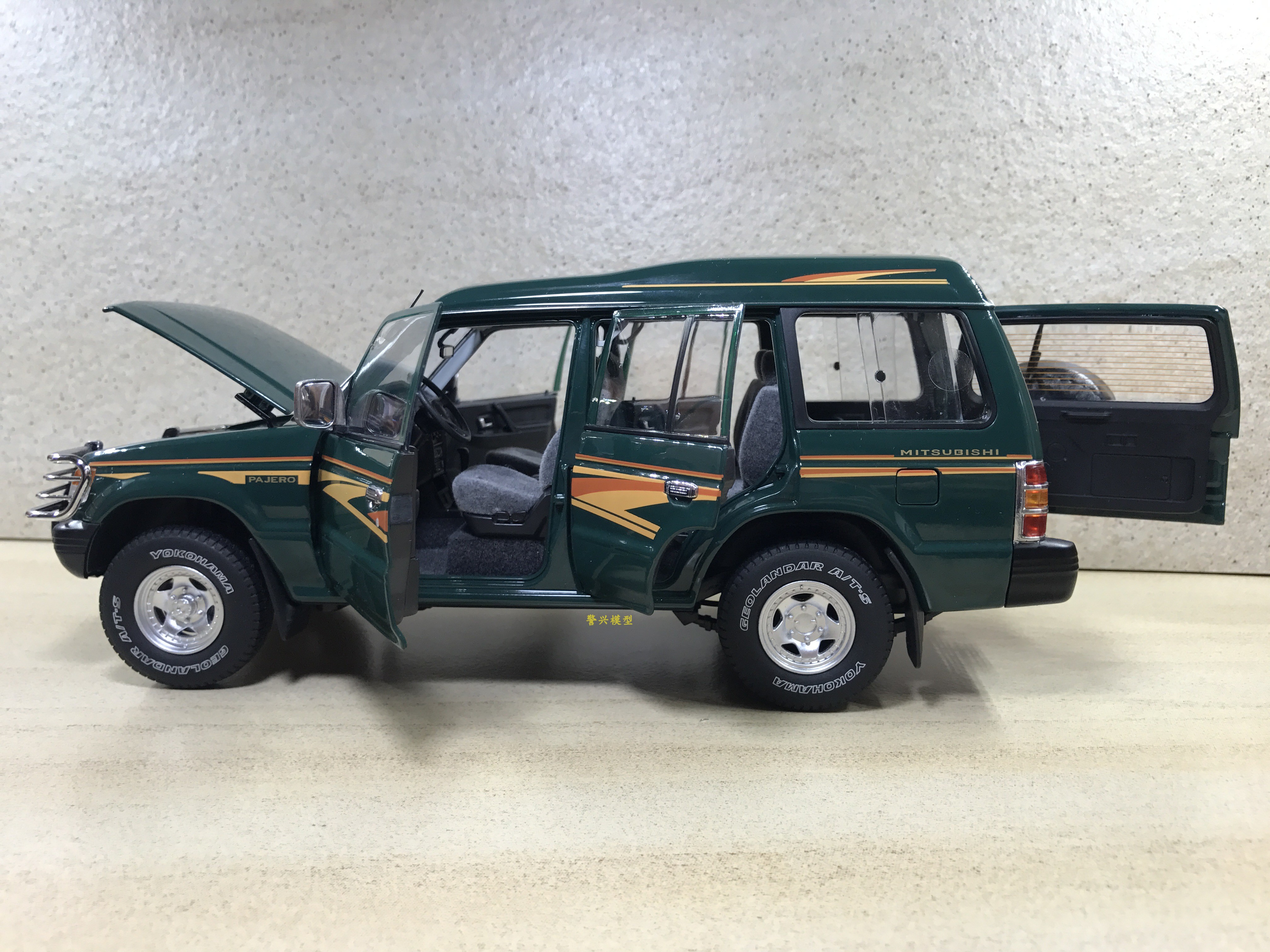 三菱帕杰罗pajerov31v33猎豹合金生日礼物日本suv越野车军车1:18