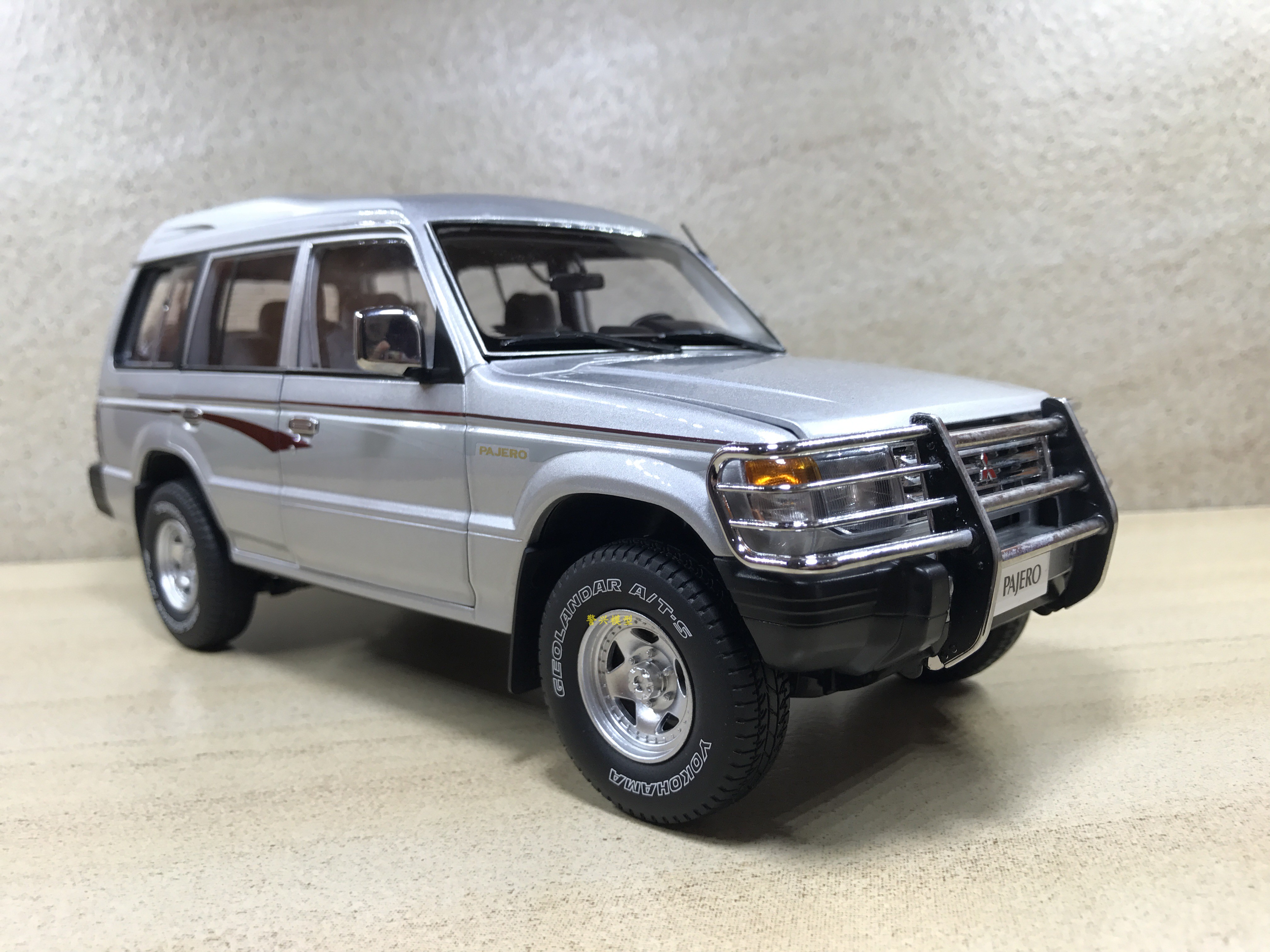 三菱帕杰罗pajerov31v33猎豹合金生日礼物日本suv越野车军车1:18