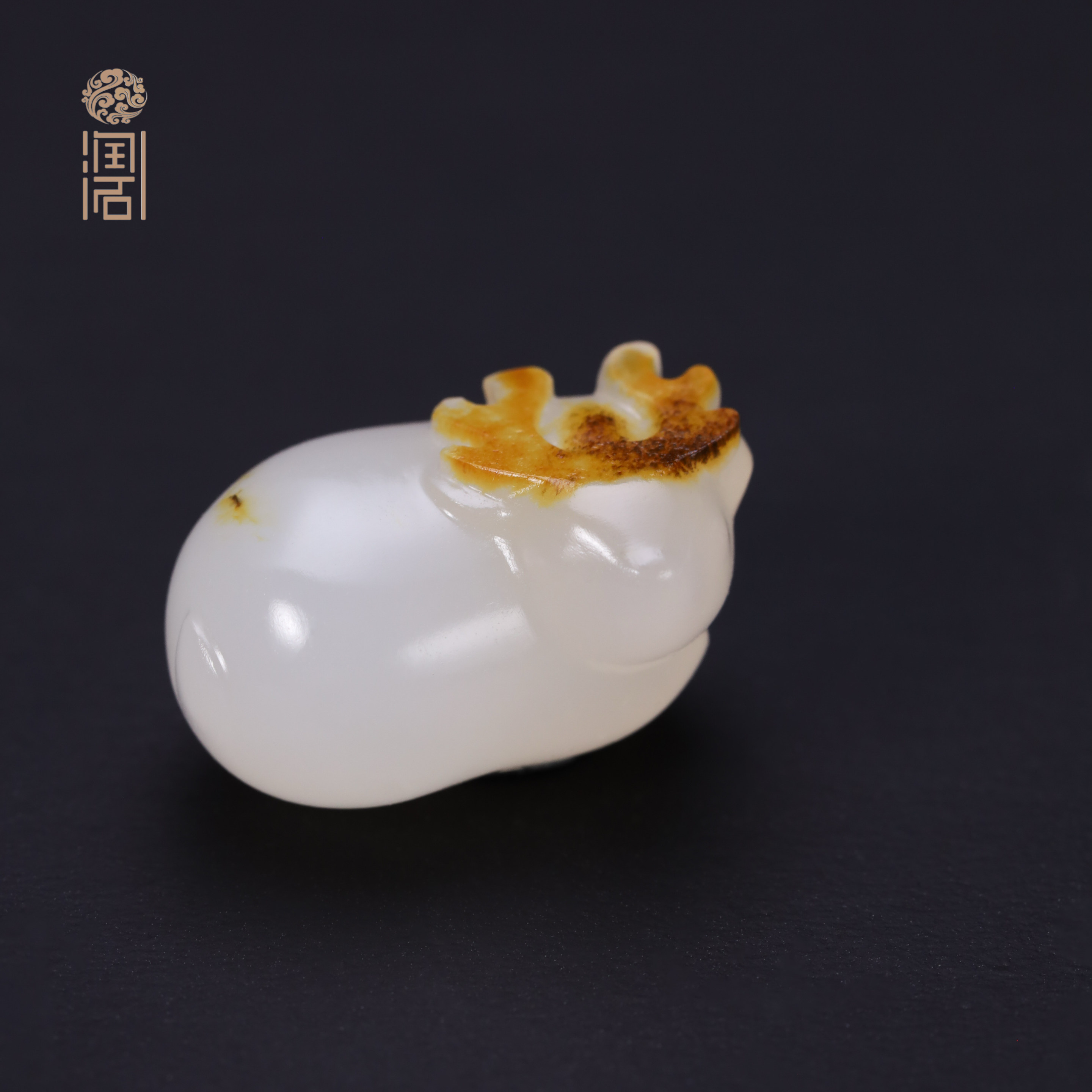 【姑苏润石堂】在售3.2克新疆和田玉籽料黄皮白玉小鹿吊坠