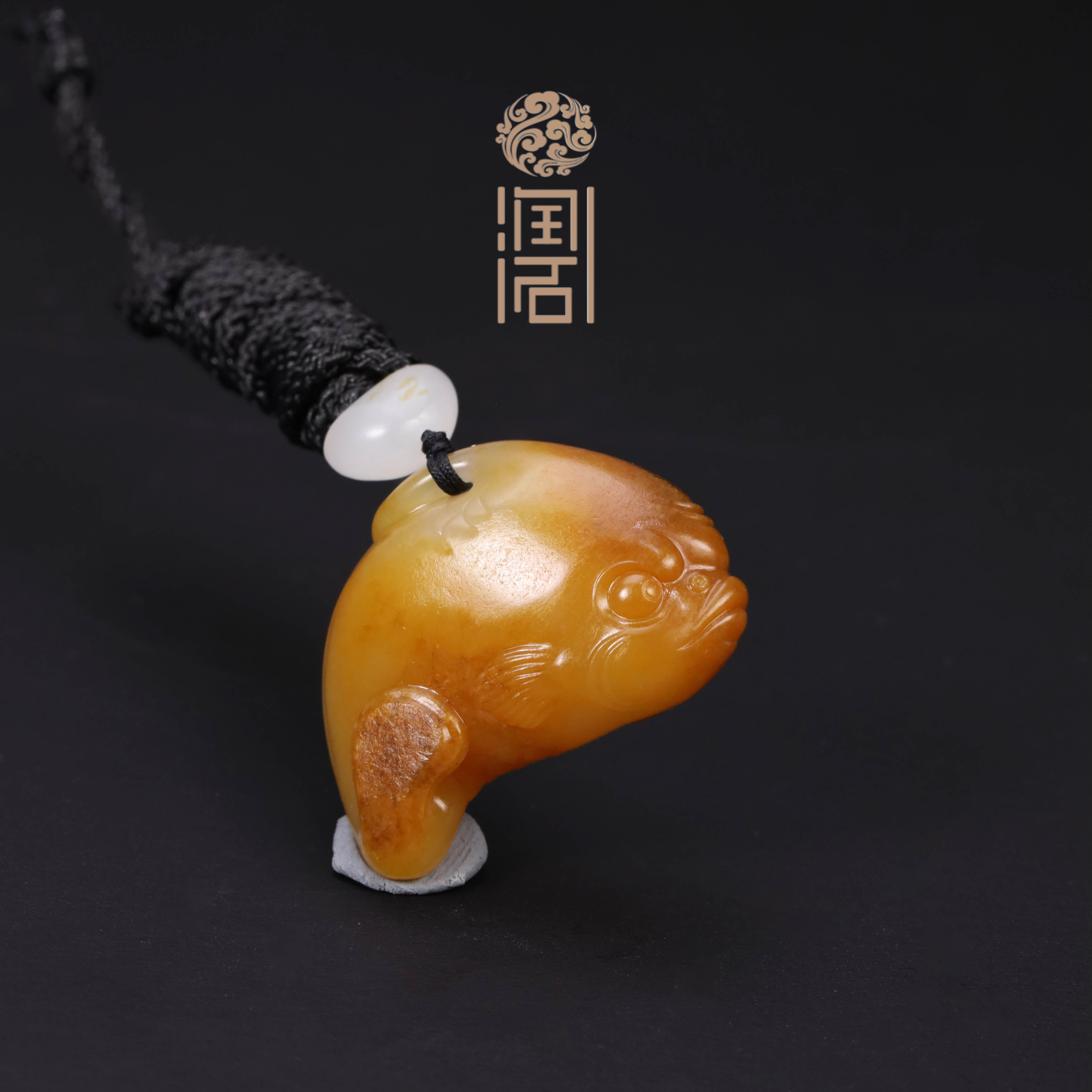 【姑苏润石堂】在售11.2克新疆和田玉籽料玉种级黄沁年年有余挂件