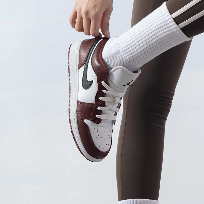 Nike/耐克大童篮球鞋女鞋AIR JORDAN 1 LOW SE运动鞋HF3188-102
