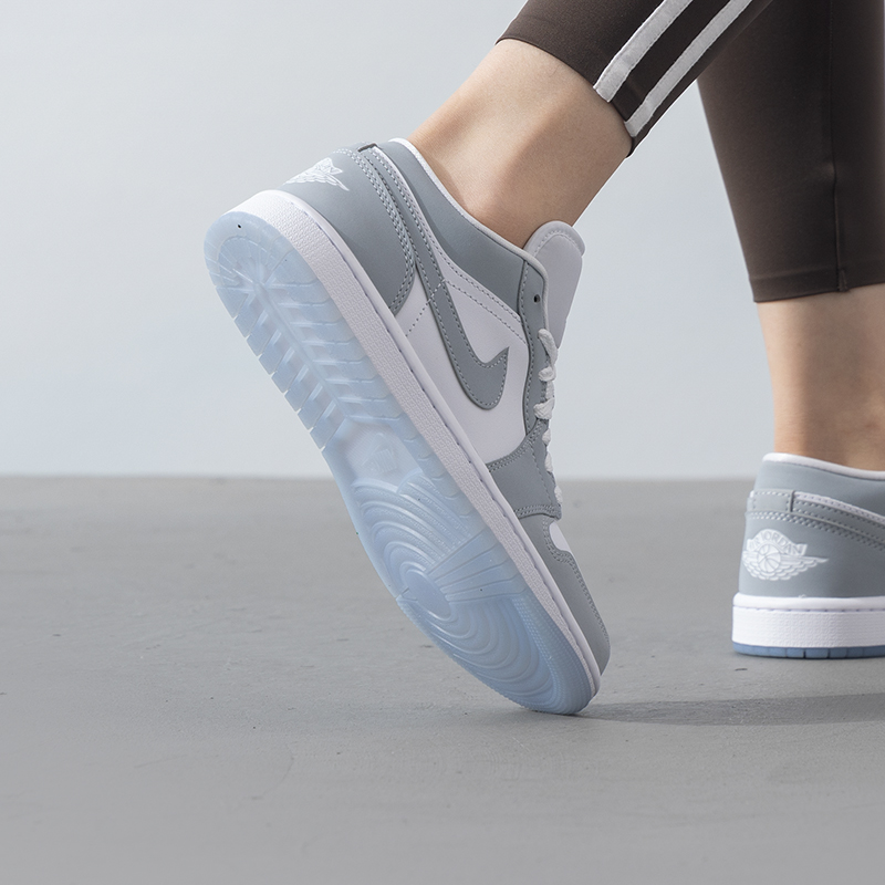Nike/耐克板鞋女鞋AIR JORDAN 1 LOW透气休闲鞋运动鞋DC0774-105