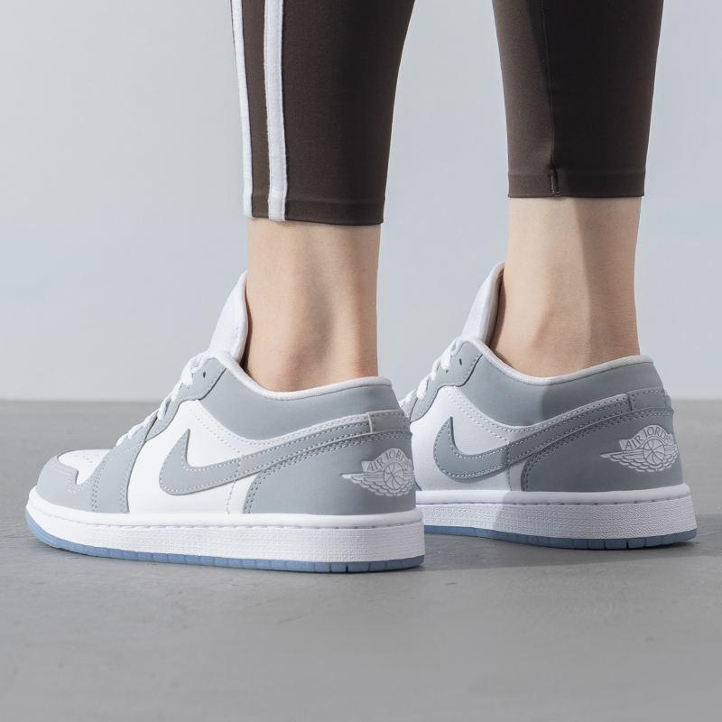 Nike/耐克板鞋女鞋AIR JORDAN 1 LOW透气休闲鞋运动鞋DC0774-105