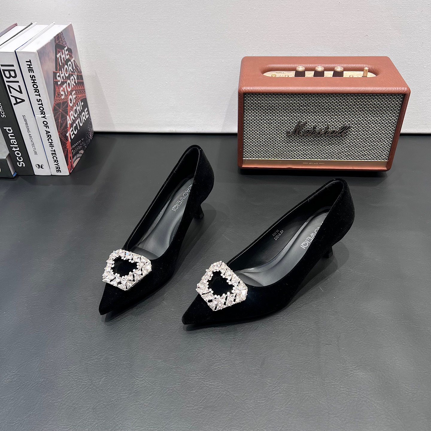 2026春季新款法式气质水钻黑色尖头平底鞋女浅口高跟工作职业单鞋