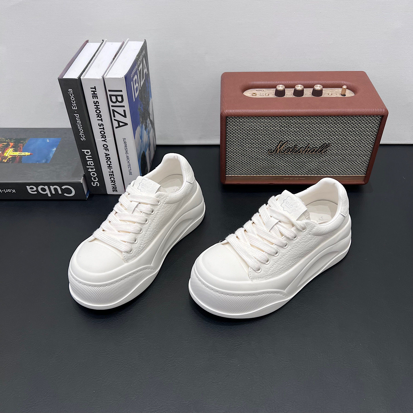 超火厚底运动鞋女款2026新款春季增高休闲小白鞋百搭轻便面包板鞋