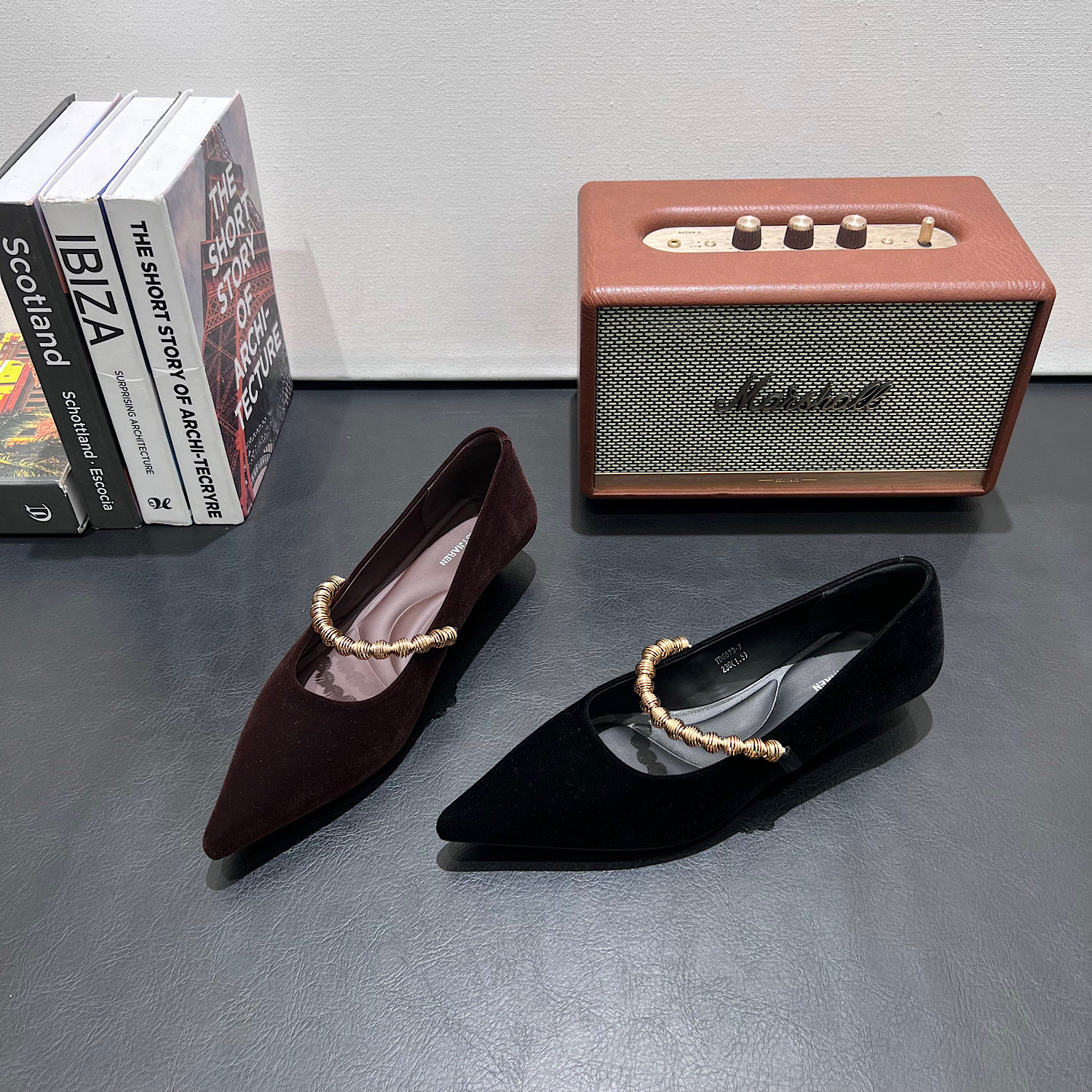 单鞋女尖头金丝绒金属扭链坡跟浅口复古女士软底通勤气质女鞋子潮