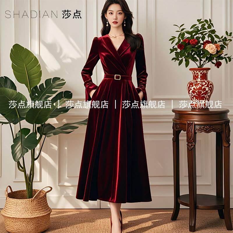 中长款礼裙高级婚宴女装2026春秋流行穿搭酒红丝绒连衣裙重要场合