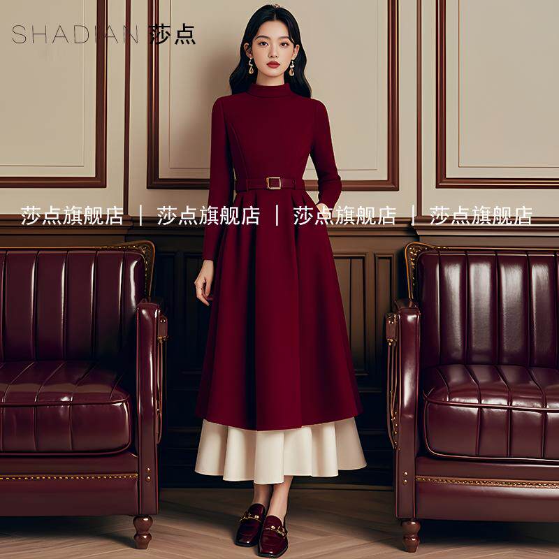 红色连衣裙显白瘦配大衣裙子莎点