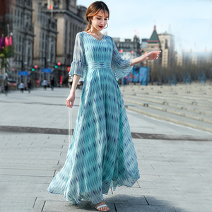 莎点2026新款蓝色碎花连衣裙宽松雪纺荷叶袖长裙气质飘逸印花裙子