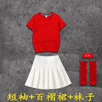 Красная юбка в складку, носки