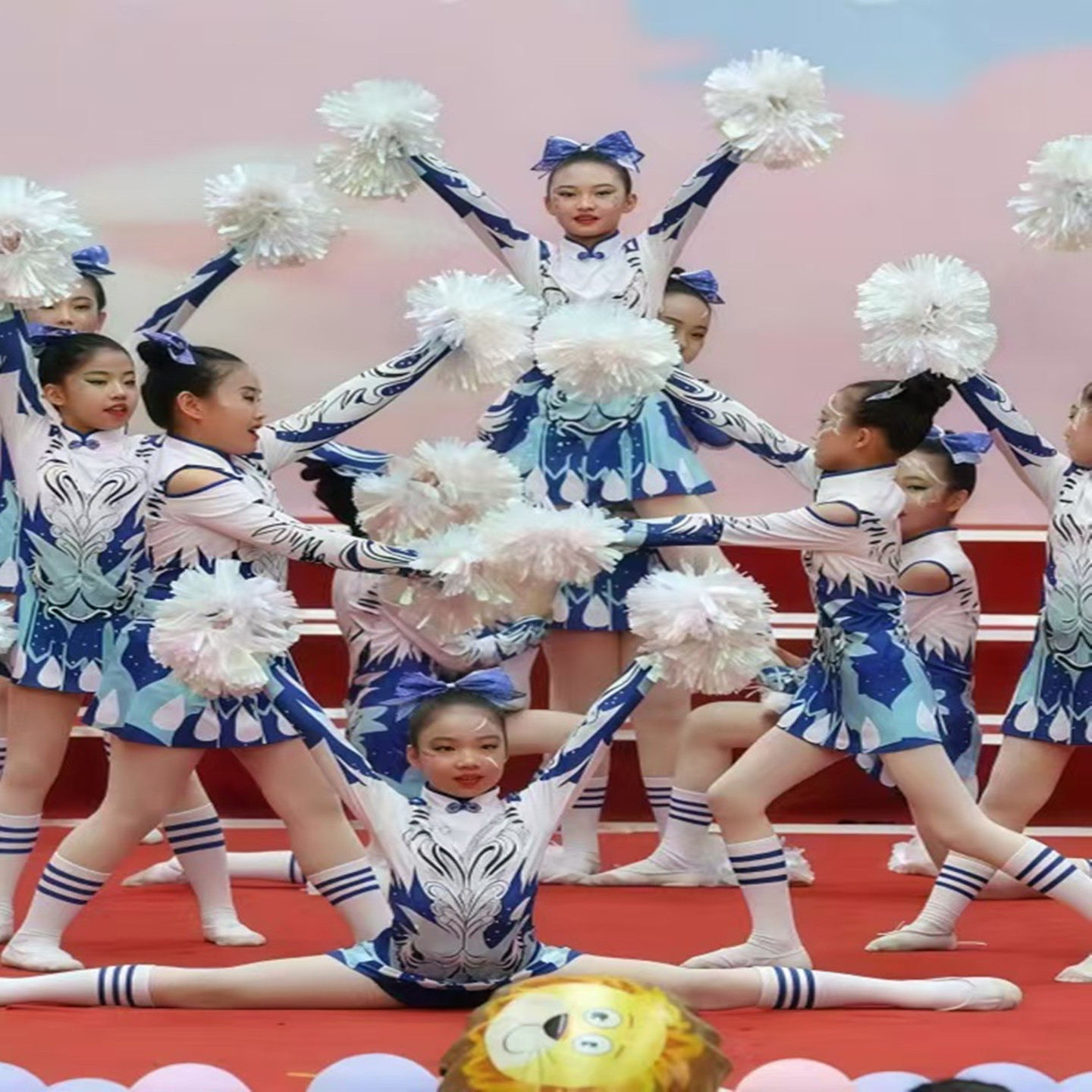 儿童啦啦操演出比赛运动会舞台服