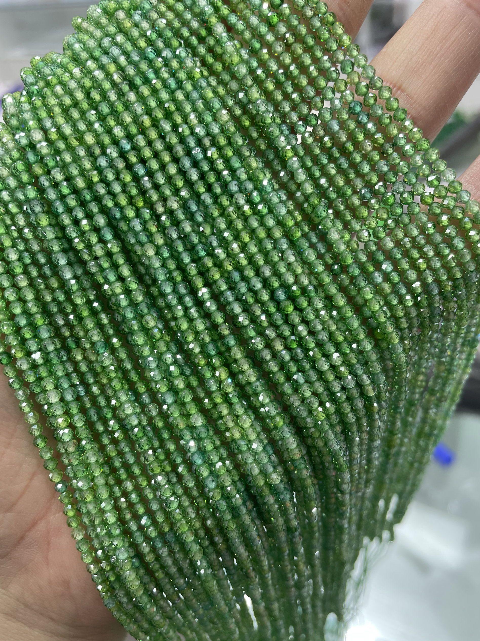 2.5MM 沙佛莱色绿锆石切面刻面散珠硬抛足球面手链项链半成品珠饰