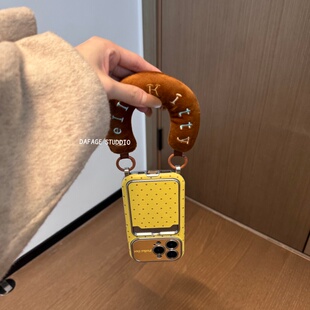 ins波点奶黄卡通刺绣腕带适用苹果14Promax手机壳16女16pro苹果17promax韩15苹果17