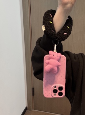 ins气质玫粉波点撞色小熊充棉毛绒腕带适用苹果14Promax手机壳17女16pro苹果17promax韩15\13