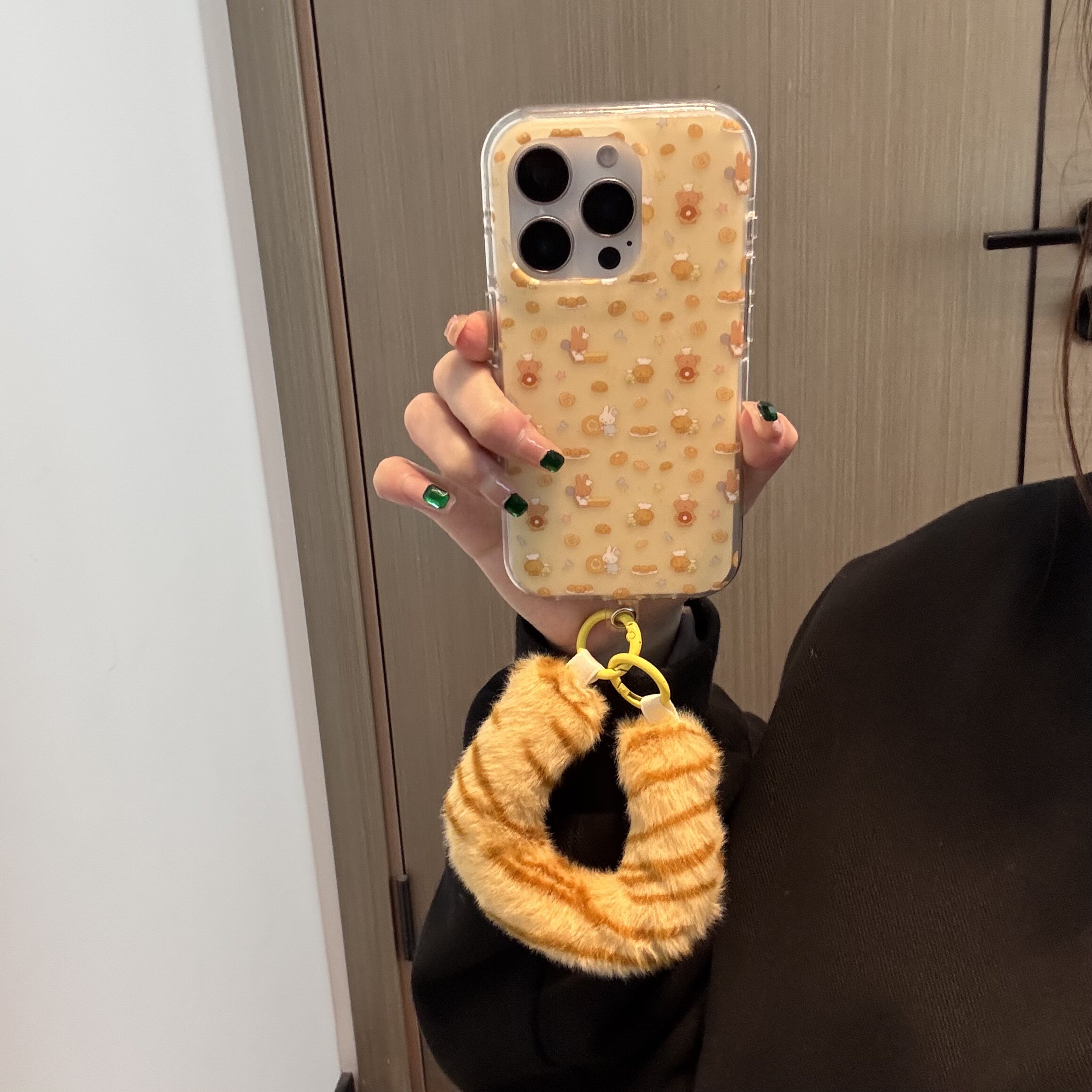 ins 日韩可爱奶黄卡通小熊毛绒虎纹腕带适用苹果14Promax手机壳16女16pro苹果17promax韩15苹果17