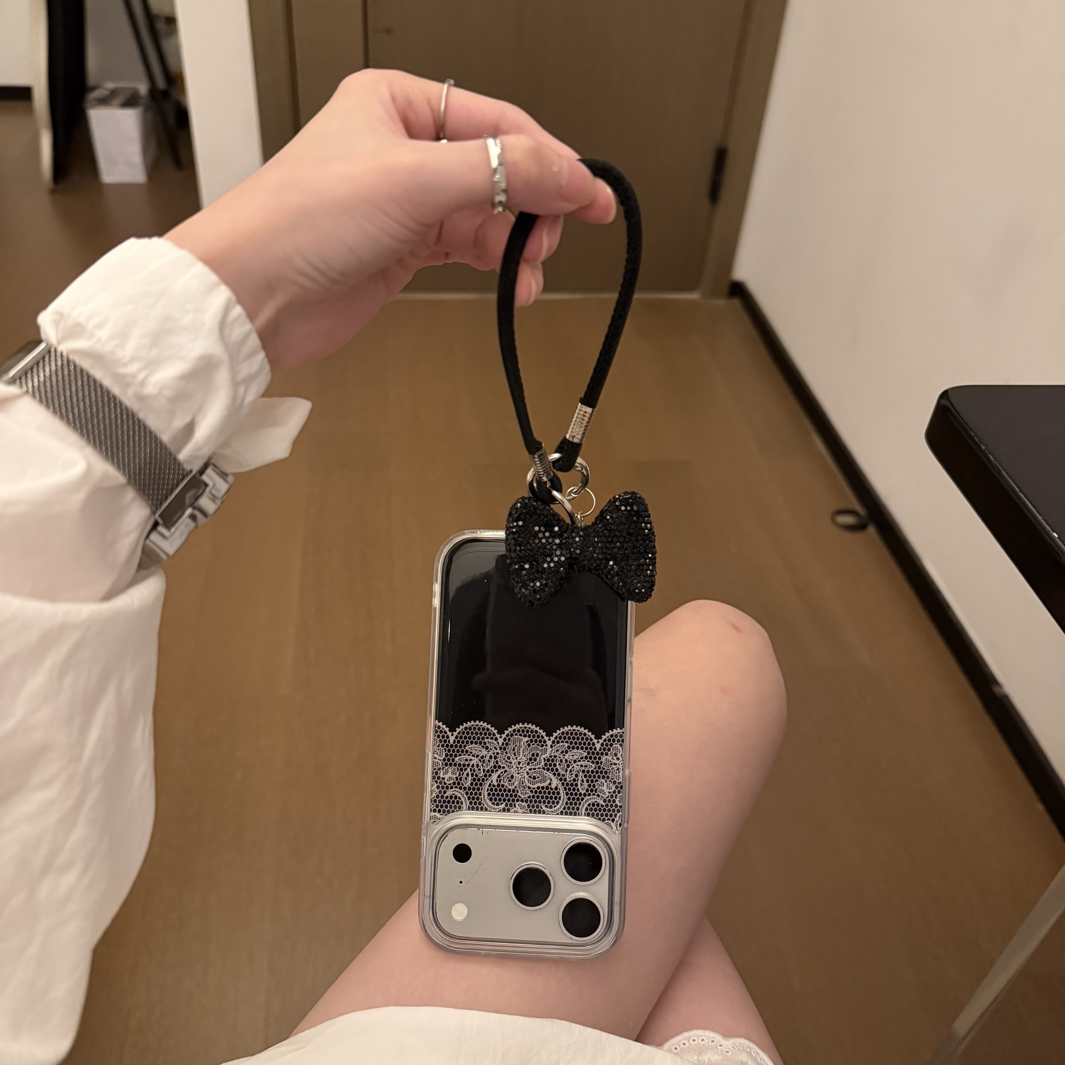 韩系ins气质黑蕾丝简约闪钻蝴蝶结简约手提适用苹果15Promax手机壳16女16pro苹果17promax韩15苹果17Pro