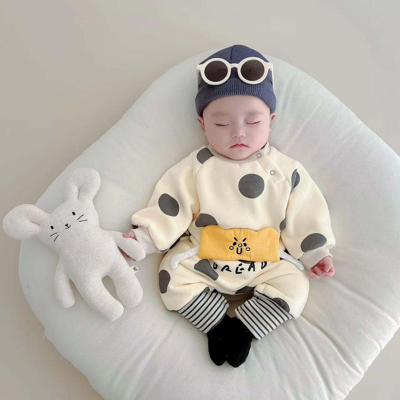 男宝宝连体衣冬季套装网红女婴儿加绒外出爬服哈衣新生儿冬装衣服