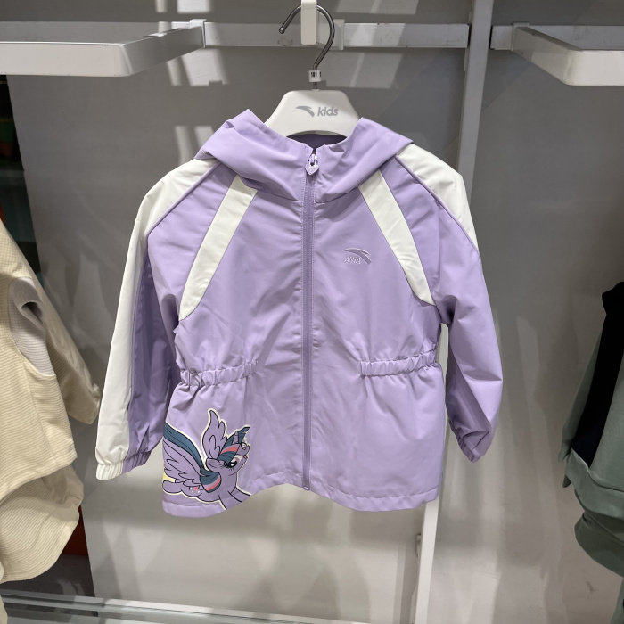 安踏儿童外套专柜正品26年春女小童潮流丝光绒运动风衣362619609S