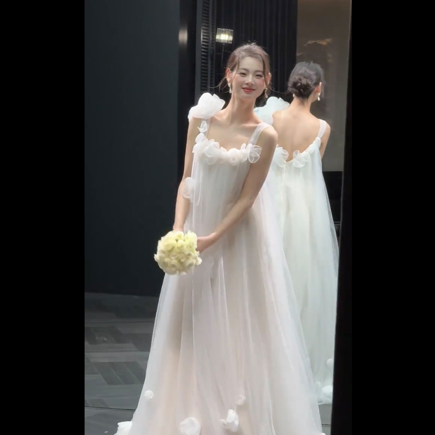 白色吊带晨袍轻婚纱新娘2026新款图片