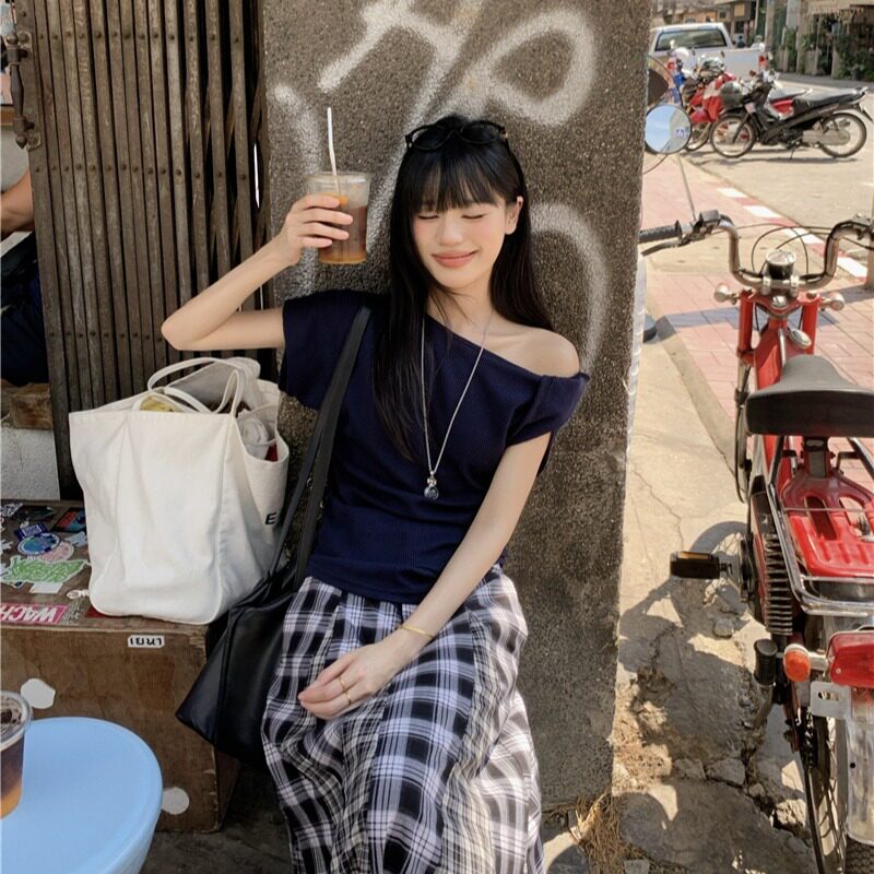 实拍设计感修身显瘦不规则辣妹露肩上衣+大裙摆拼接格子长裙套装