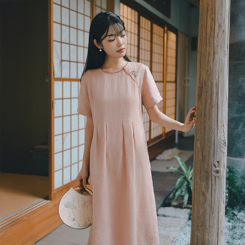 新中式女装2025夏季新款砂洗苎麻短袖连衣裙高腰刺绣圆领气质裙子