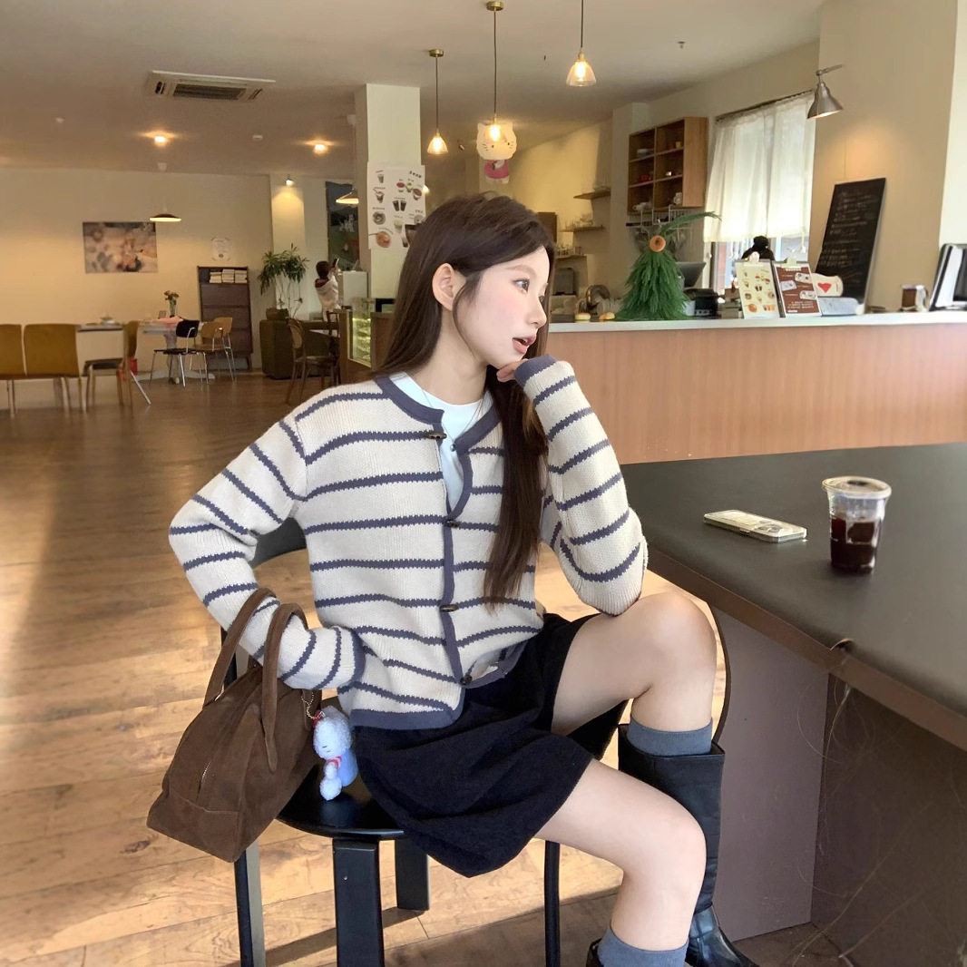 实拍 早春款慵懒条纹开衫毛衣女复古撞色牛角扣休闲针织外套75470
