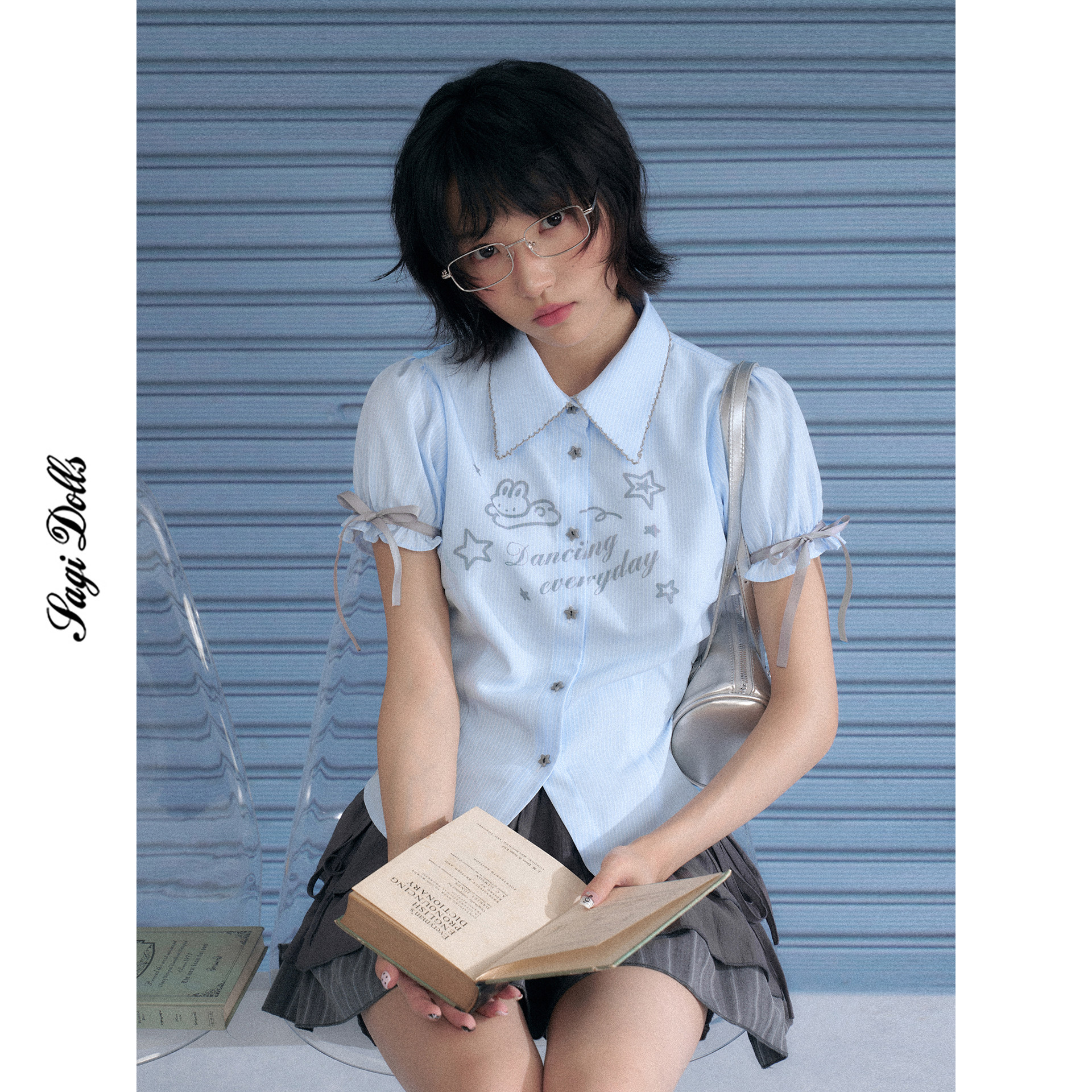SagiDolls少女斗志 甜美可爱蓝色小兔印花尖角领衬衣收腰显瘦减龄