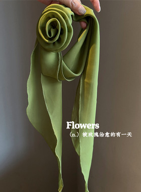 绿色纯色玫瑰花朵丝巾少女