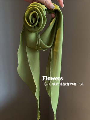 绿色纯色玫瑰花朵丝巾少女
