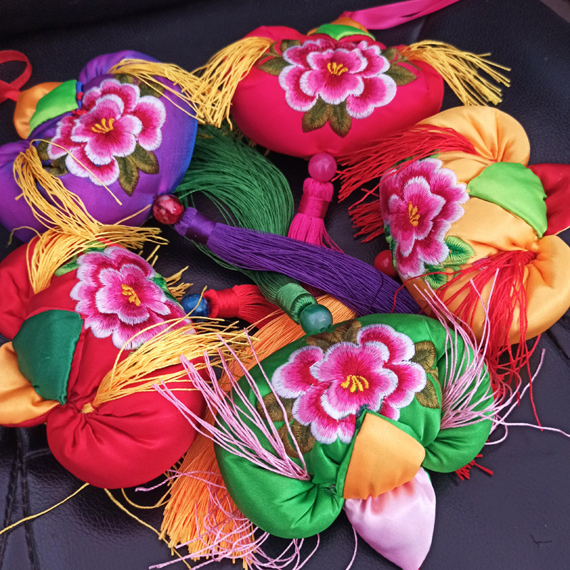 新款小荷包民间胸前挂饰红黄蓝婚庆挂件双面刺绣大人小孩庆阳香包