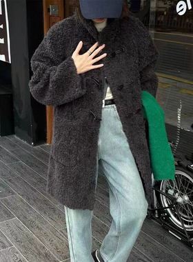 冬日慵懒感软糯厚实纯羊羔毛皮毛一体牛角扣中长款皮草女毛毛外套