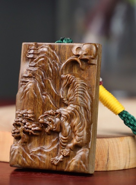 绿檀虎吊坠生肖虎本命年挂件饰品下山虎木质雕刻无事牌男女士挂坠