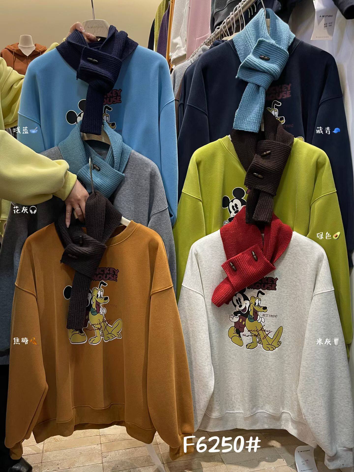 2025秋冬新款韩版宽松休闲圆领加绒卫衣女卡通字母印花上衣+围巾