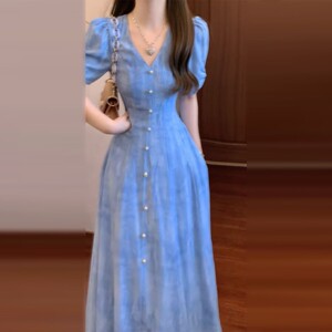 今年流行蓝色v领连衣裙子女装夏季2025新款巨好看的掐腰长裙