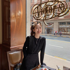 Autumn / winter 2020 new women's shoulder strap autumn net red foreign style egg skirt French First Love Long Sleeve Black Dress