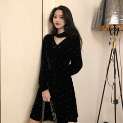 Design sense minority French retro over knee Hepburn style high set velvet black bottomed dress for women in autumn and winter