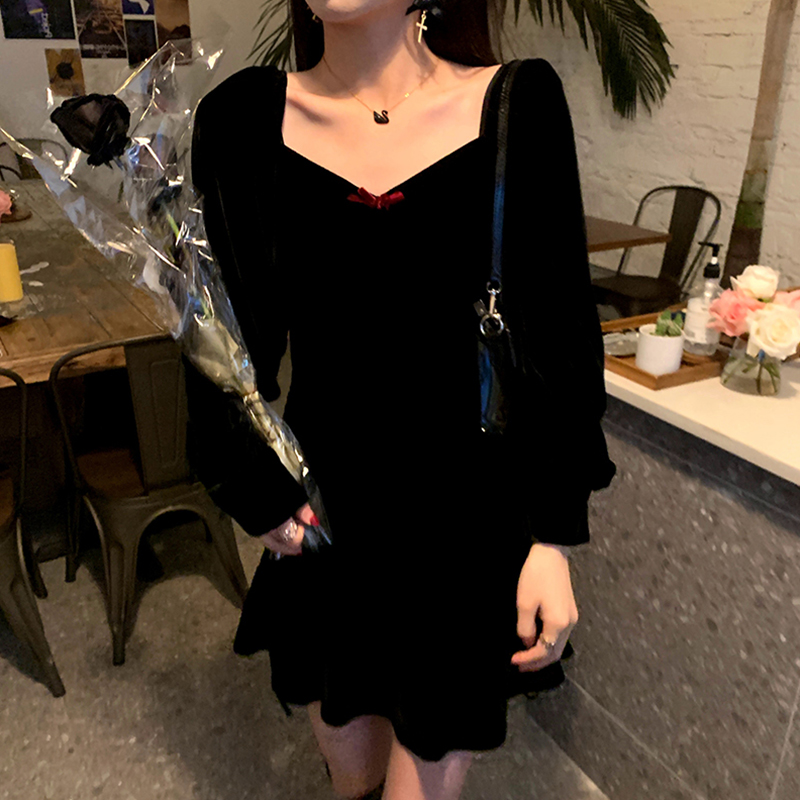 French Retro Black velvet dress women's autumn and winter short long sleeve slim temperament small black skirt