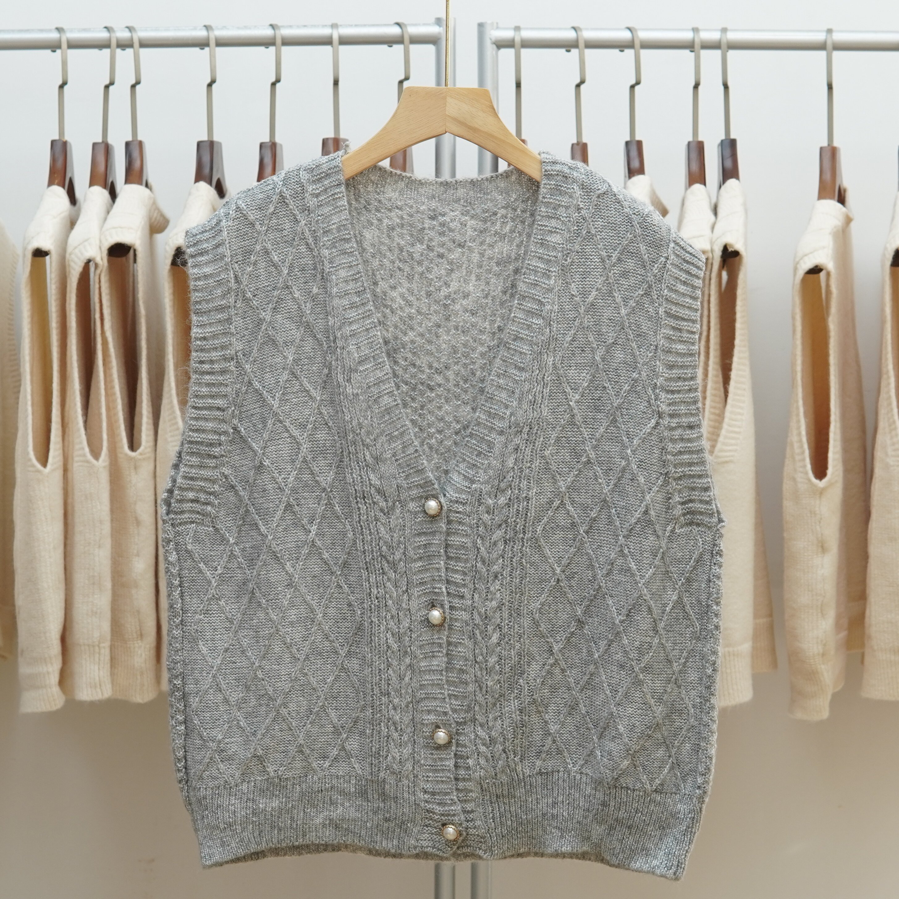 571 复古灰V领麻花针织马甲女无袖宽松毛衣开衫百搭菱形背心坎肩