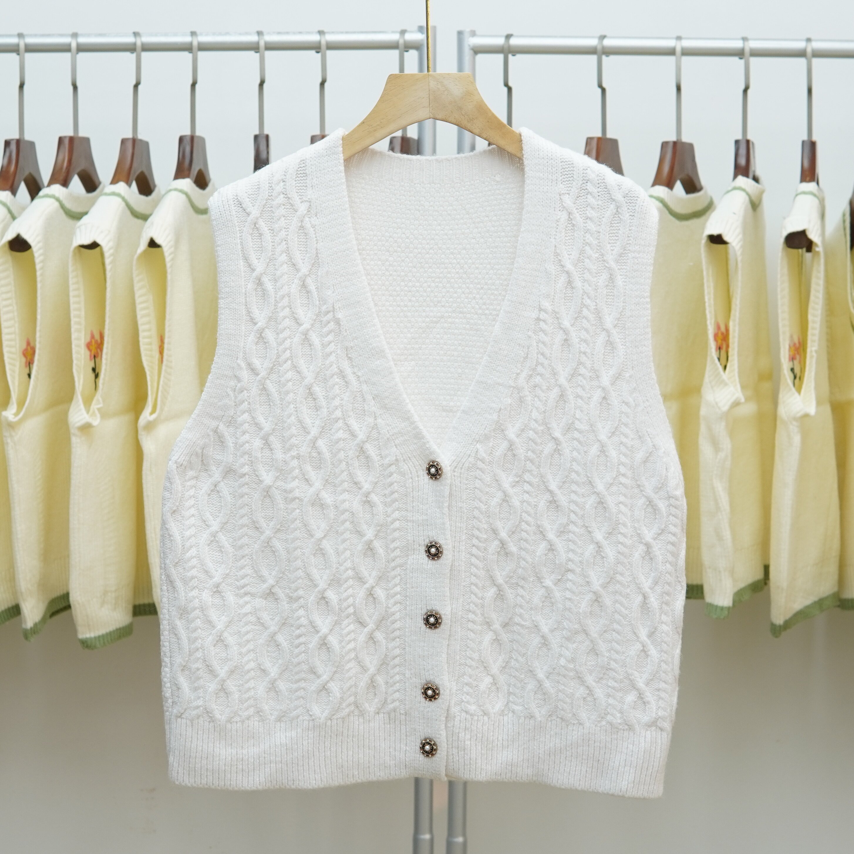 630 纯色V领麻花针织马甲女无袖毛衣开衫百搭纽扣背心坎肩